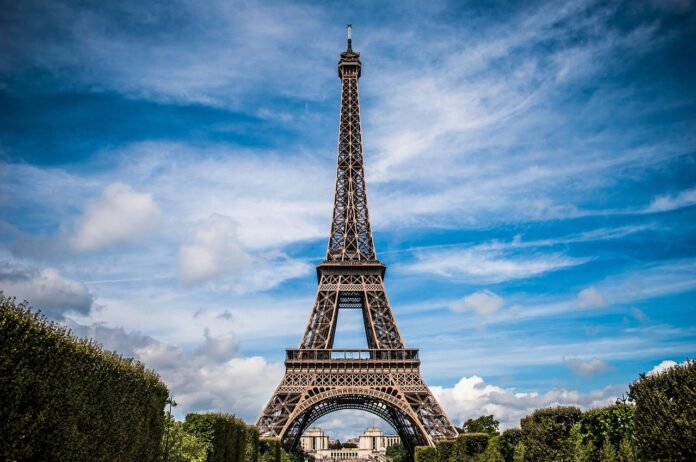 La tour Eiffel a-t-elle pris feu ? La vérité derrière les rumeurs