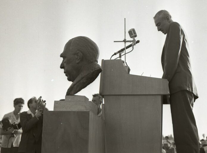 Qui est Julius S. Oppenheimer?